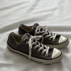 Converse Low Tops in gray and White